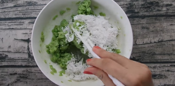 Step 3 Mixing rice flakes with coconut milk Flattened rice mixed with coconut