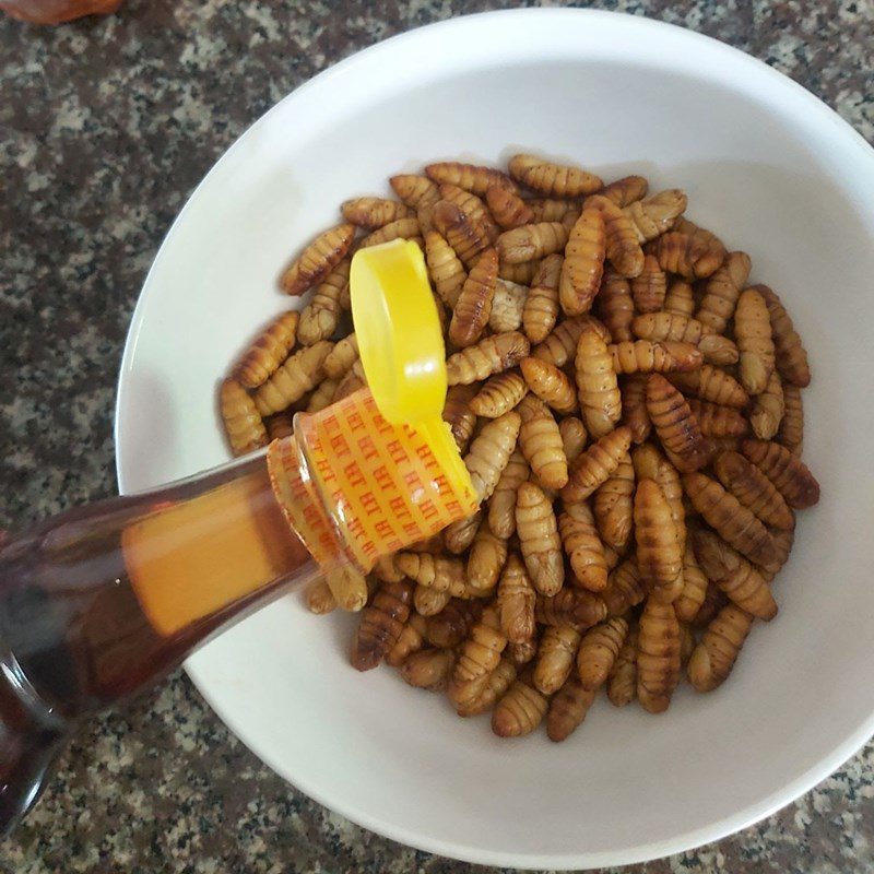 Step 2 Marinate the Silkworm Larvae for Garlic Stir-Fried Silkworm Larvae