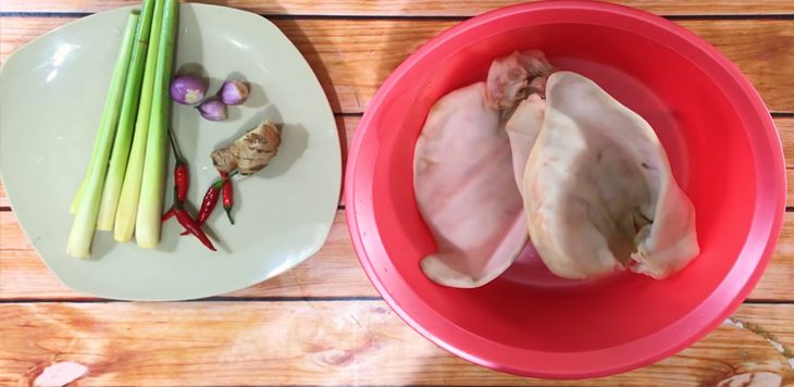 Ingredients for stir-fried pork ears with lemongrass and chili
