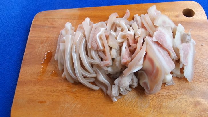 Step 3 Boil the pig ears Stir-fried pig ears with lemongrass and chili