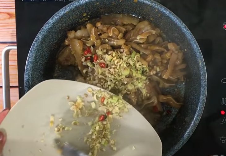 Step 4 Sautéed Pig Ears Sautéed Pig Ears with Lemongrass and Chili