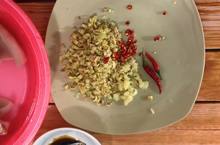Step 2 Prepare the other ingredients Stir-fried Pig Ears with Lemongrass and Chili