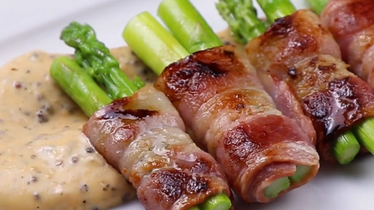 Bacon Roll with Asparagus