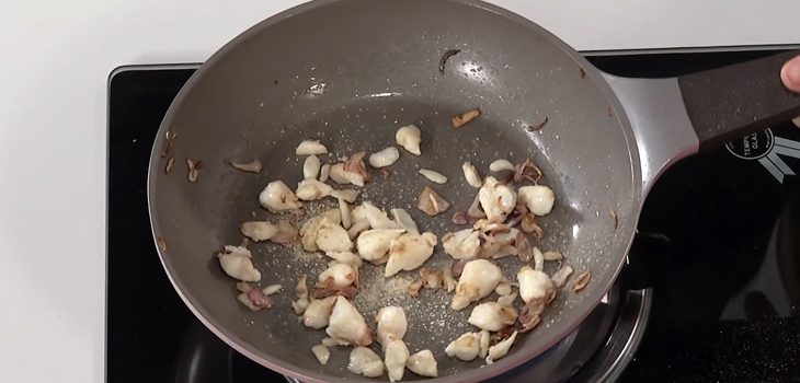 Step 2 Sauté crab meat Fried eggs with crab meat and tofu