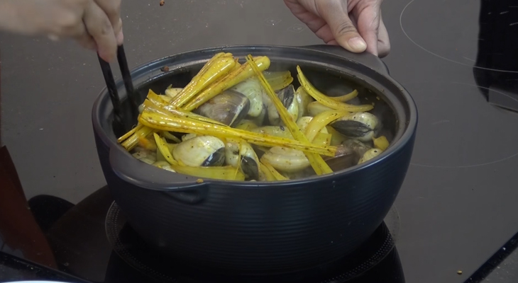 Step 3 Cooking curry Clam curry