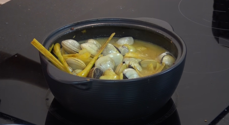 Step 3 Cooking curry Clam curry