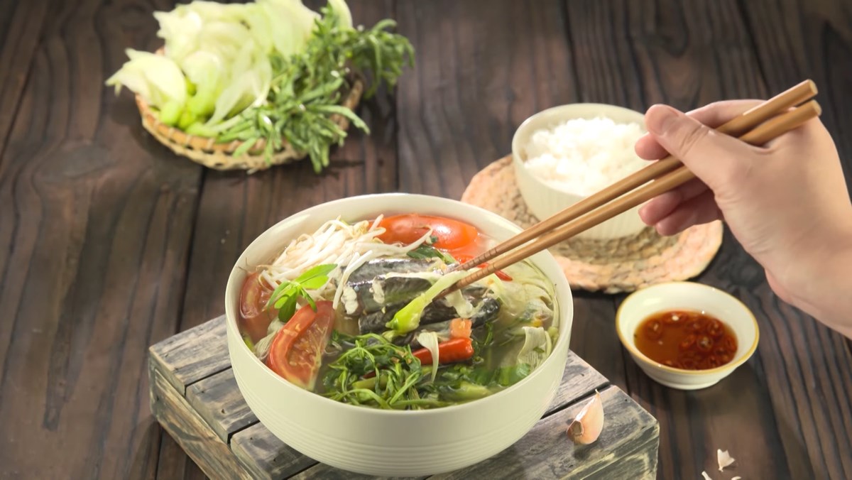 3 Simple Ways to Cook Deliciously Flavorful Sour Fish Soup 2 Sour soup with snakehead fish and flowering water lily