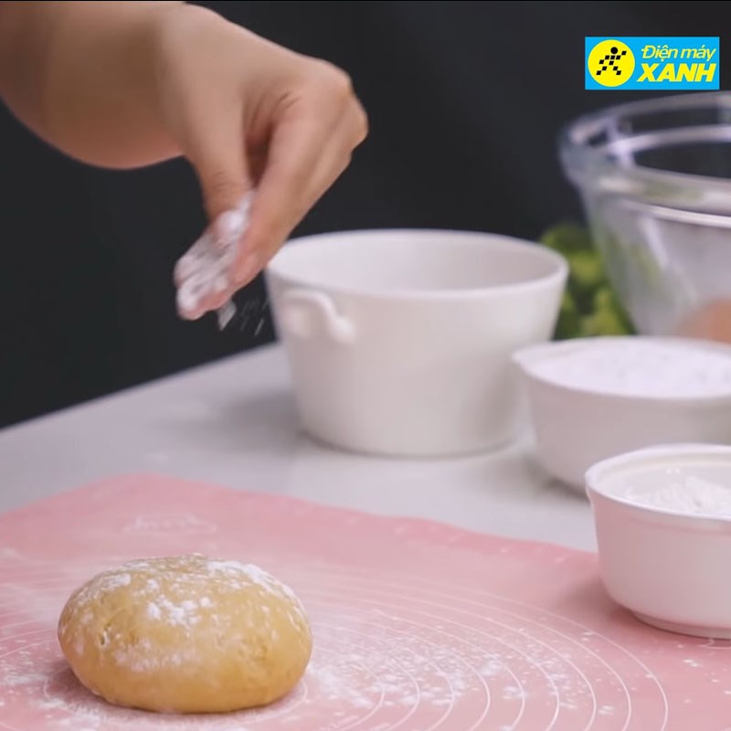 Step 5 Roll out the dough for crispy chicken pasta with cream sauce