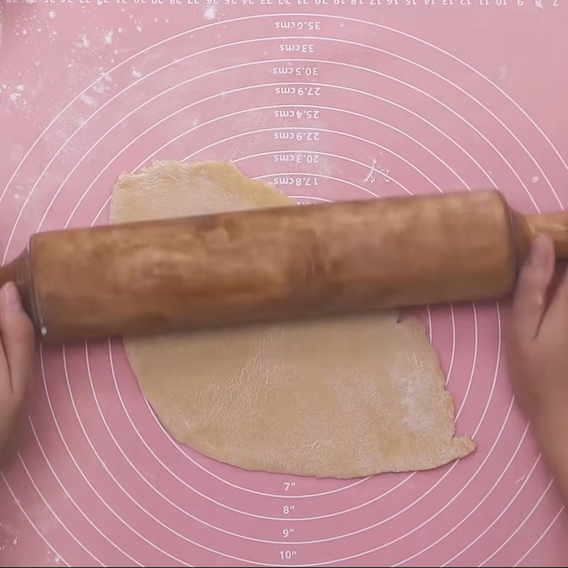 Step 5 Roll out the dough for crispy chicken pasta with cream sauce