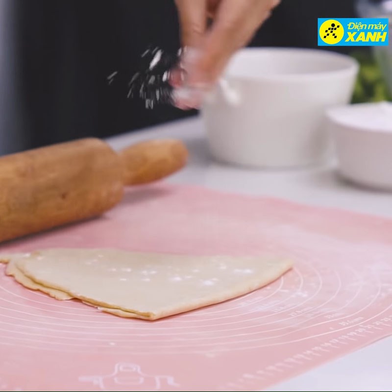 Step 5 Roll out the dough for crispy chicken pasta with cream sauce