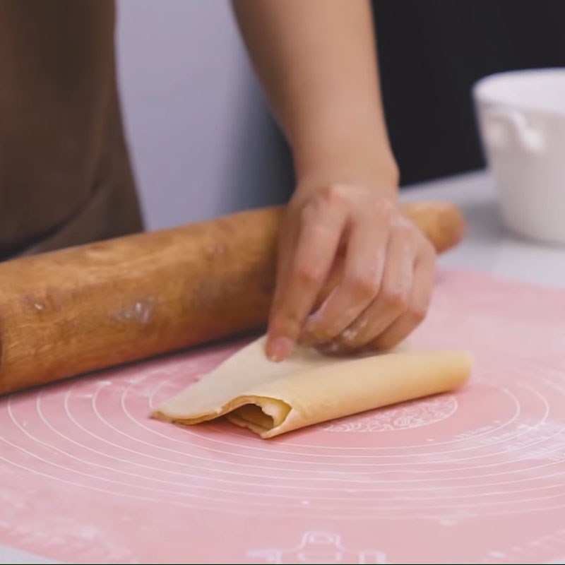 Step 5 Roll out the dough for crispy chicken pasta with cream sauce