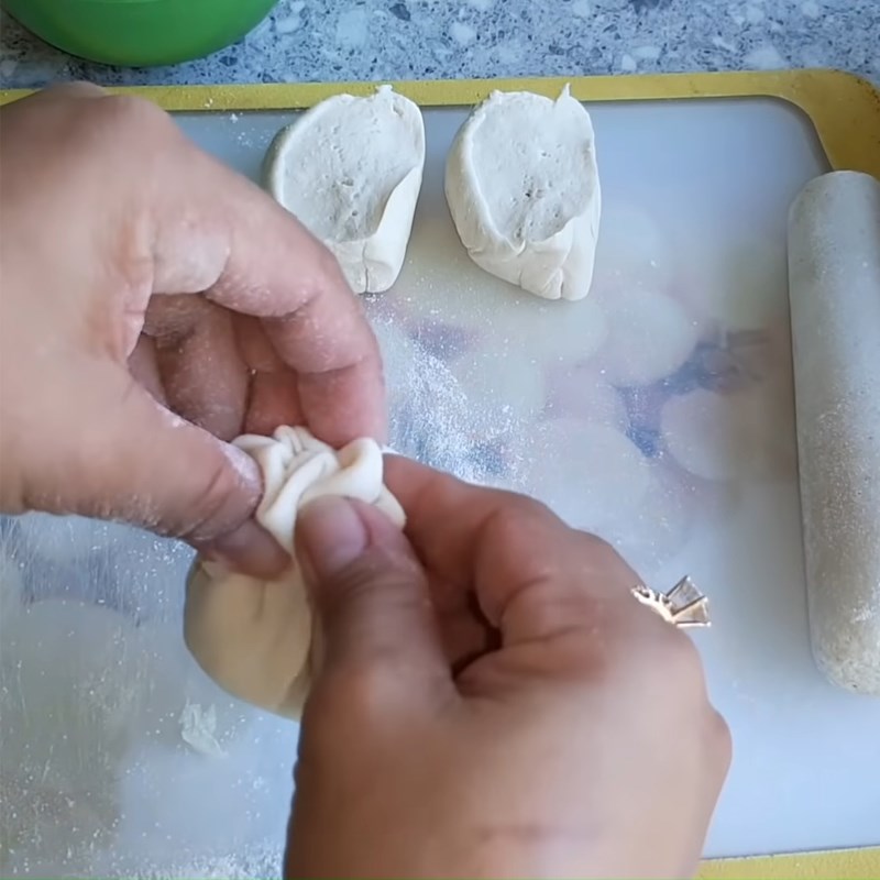 Step 3 Rolling the dough and wrapping the dumpling filling Fried vegetarian dumpling