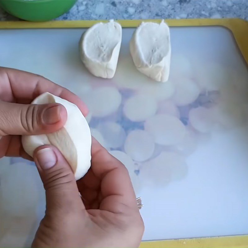 Step 3 Rolling the dough and wrapping the dumpling filling Fried vegetarian dumpling