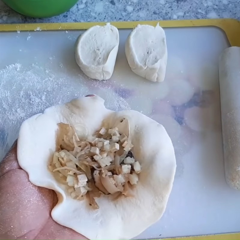 Step 3 Rolling the dough and wrapping the dumpling filling Fried vegetarian dumpling