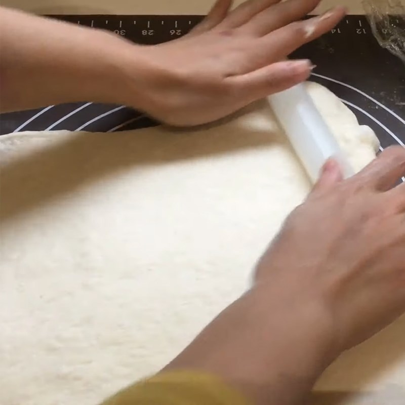 Step 5 Rolling the dough and shaping the bread for mayonnaise sauce roll bread