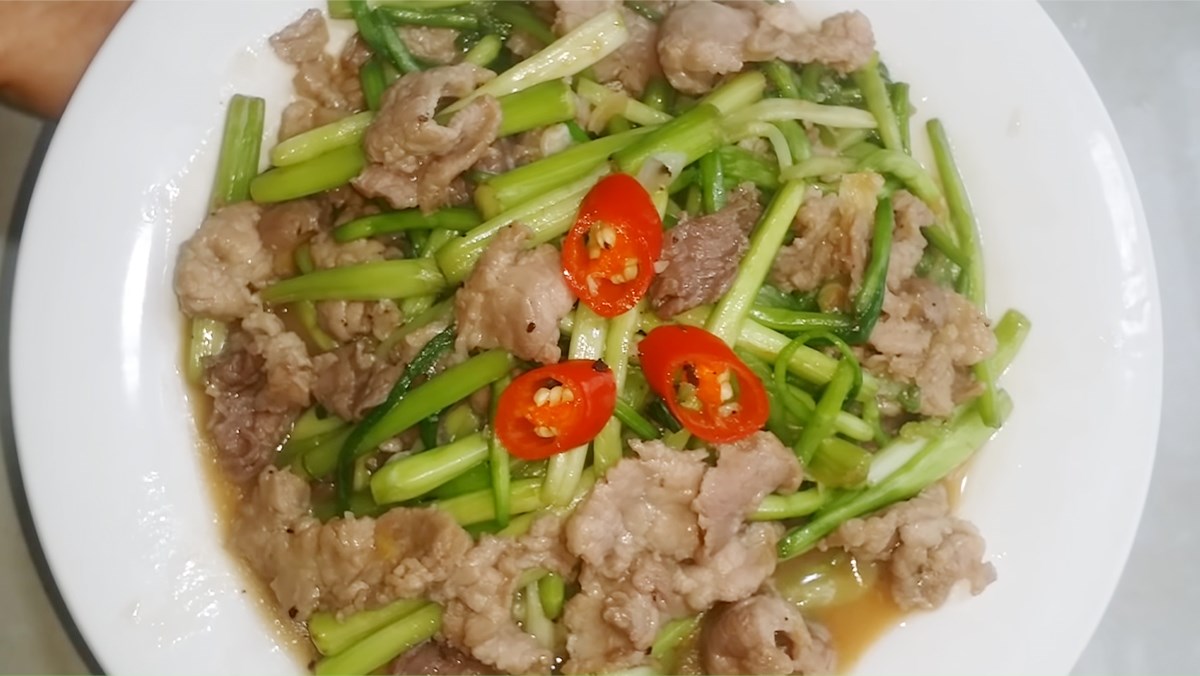 2 ways to make garlic water spinach and rustic, delicious stir-fried beef 11 Stir-fried Water Celery with Beef