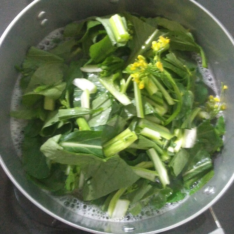 Step 2 Cooking soup Broccoli soup with dried shrimp