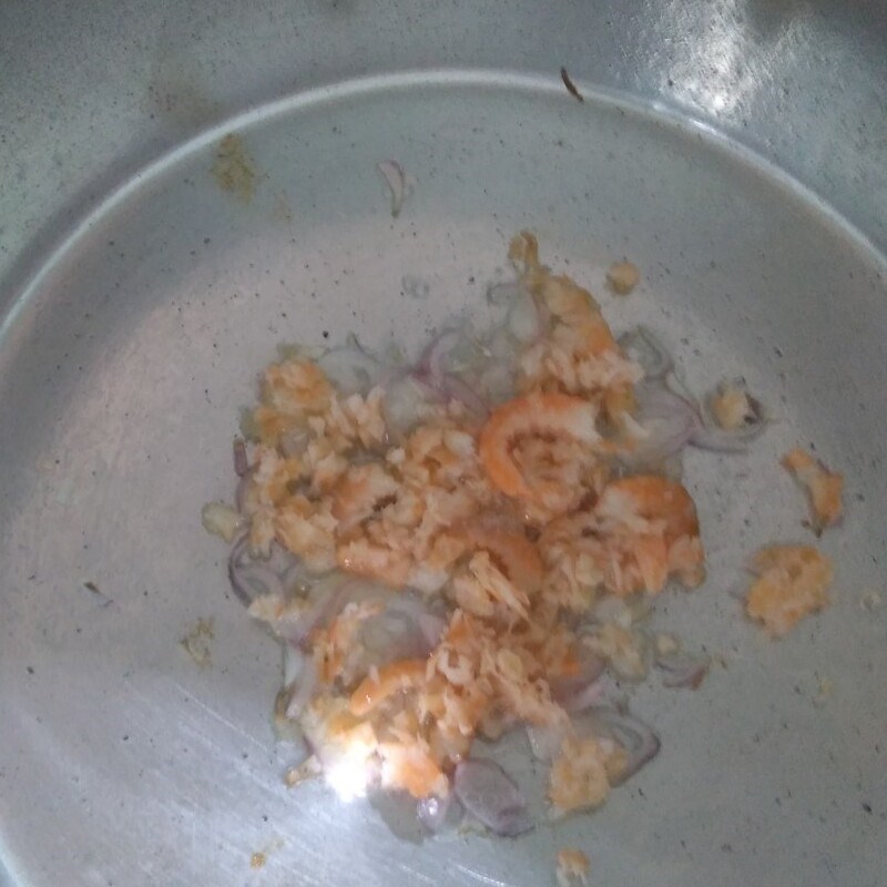 Step 2 Cooking soup Broccoli soup with dried shrimp
