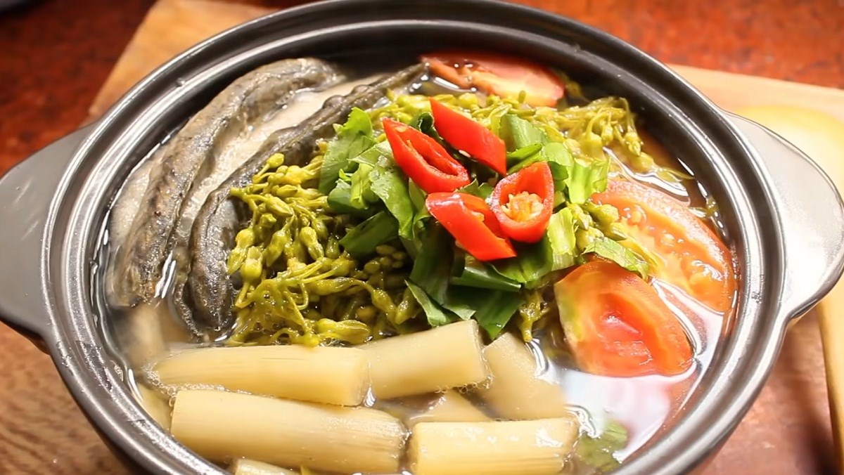 3 Simple Ways to Cook Deliciously Flavorful Sour Fish Soup 23 Sour eel soup with sky flower
