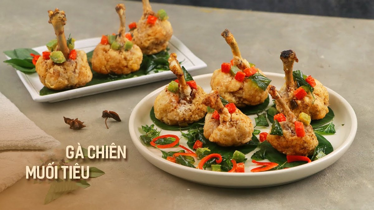 Fried chicken wings with salt and pepper