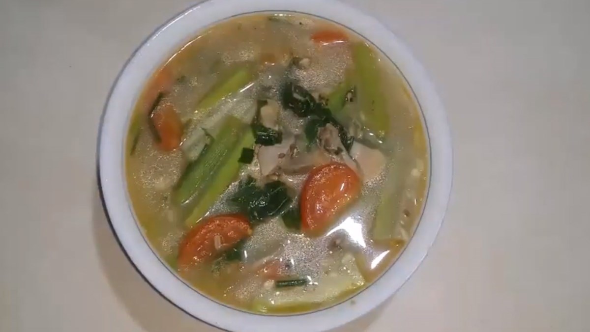 2 simple ways to cook delicious clam soup with gourd for a meal 16 Clam Soup with Gourd and Malabar Spinach