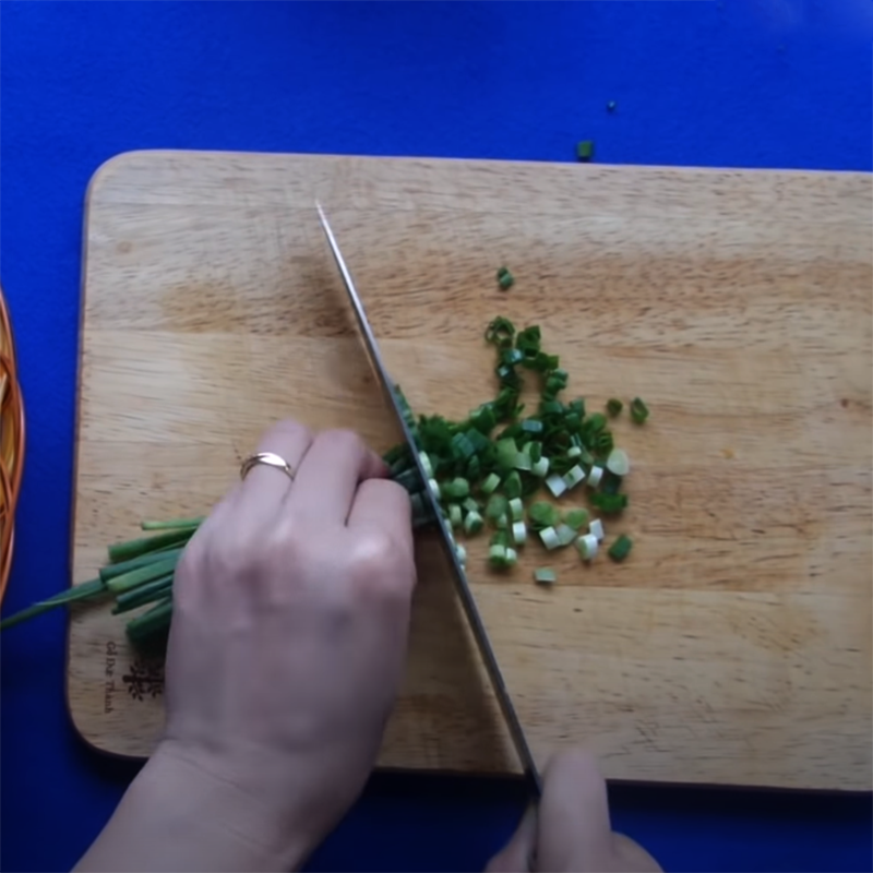 Step 2 Chop the green onions Pork leg soup