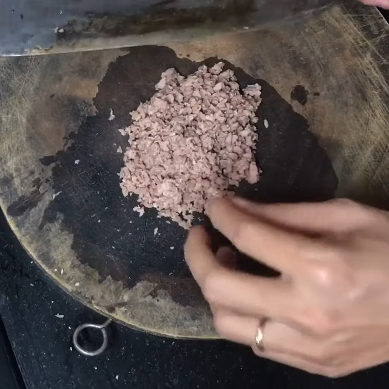 Step 3 Chop the beef Beef and beetroot porridge