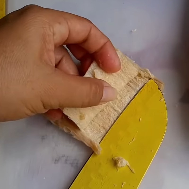 Step 2 Cut the vegetarian ribs for Vegetarian Stingray Dried Fish