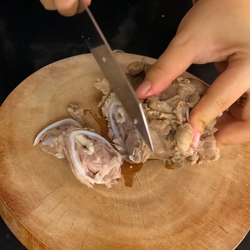 Step 5 Slice the meat Pork intestine noodle