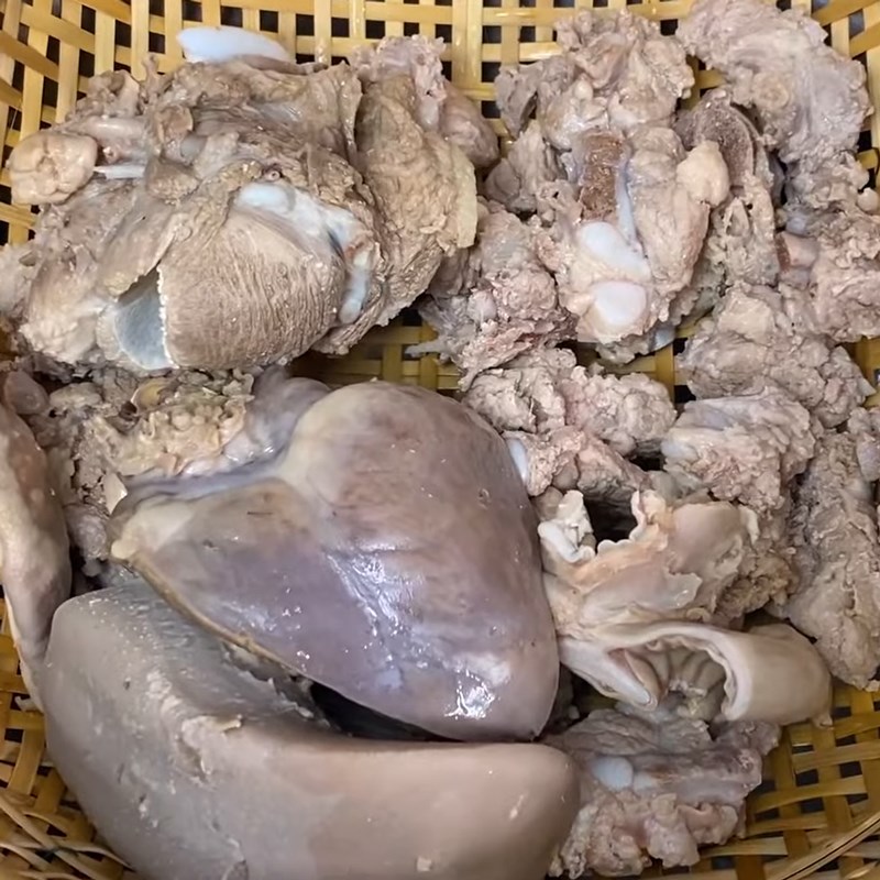 Step 5 Slice the meat Pork intestine noodle