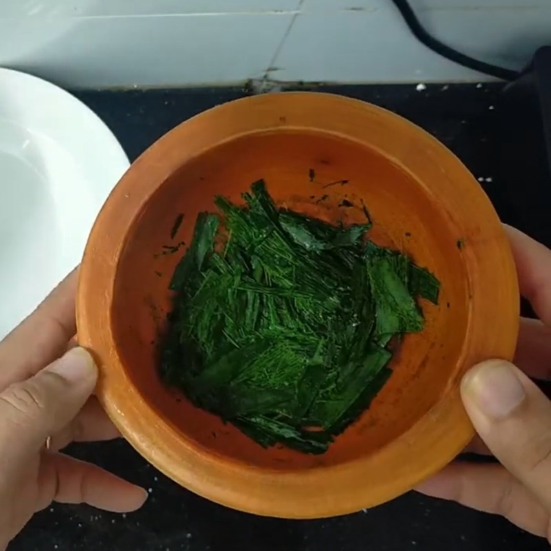 Step 2 Cut and pound pandan leaves Pandan leaf porridge