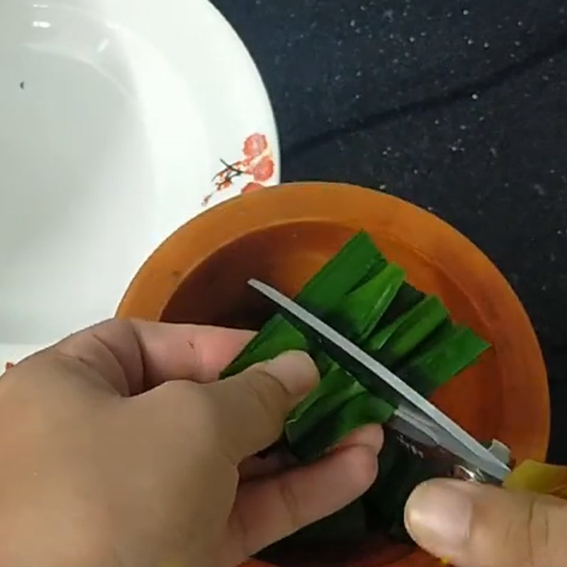 Step 2 Cut and pound pandan leaves Pandan leaf porridge