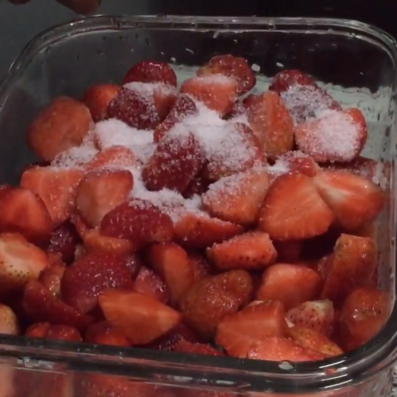 Step 2 Cut and mix strawberries with sugar Sugar-soaked strawberries