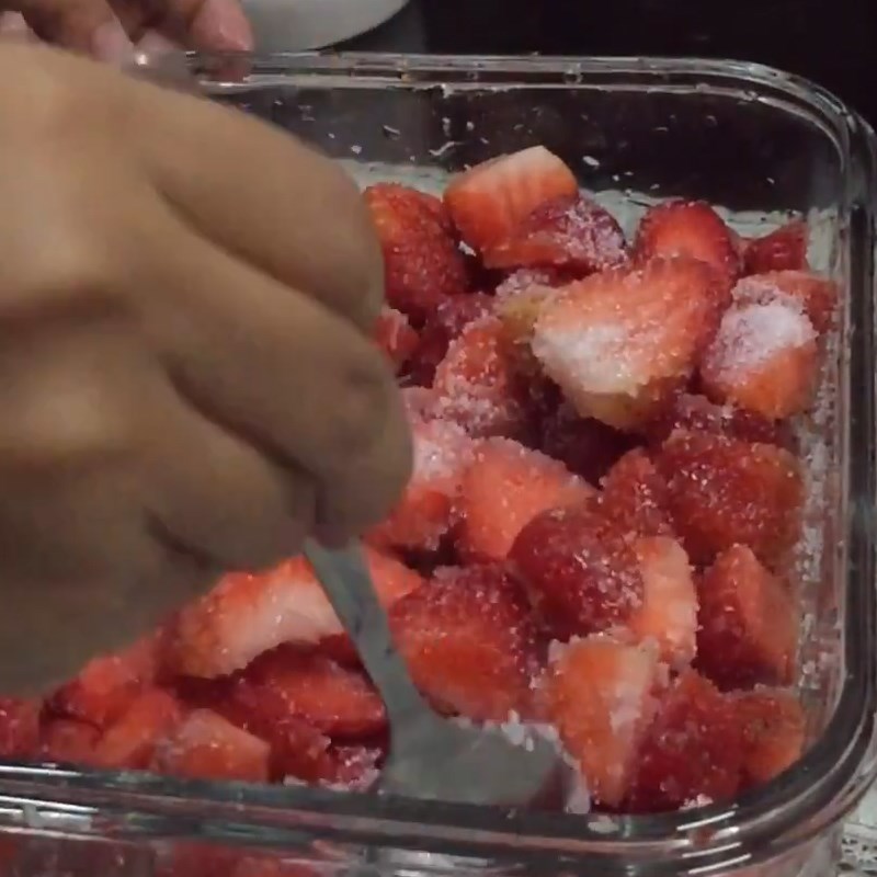 Step 2 Cut and mix strawberries with sugar Sugar-soaked strawberries