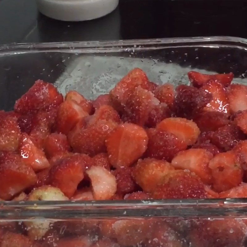 Step 2 Cut and mix strawberries with sugar Sugar-soaked strawberries