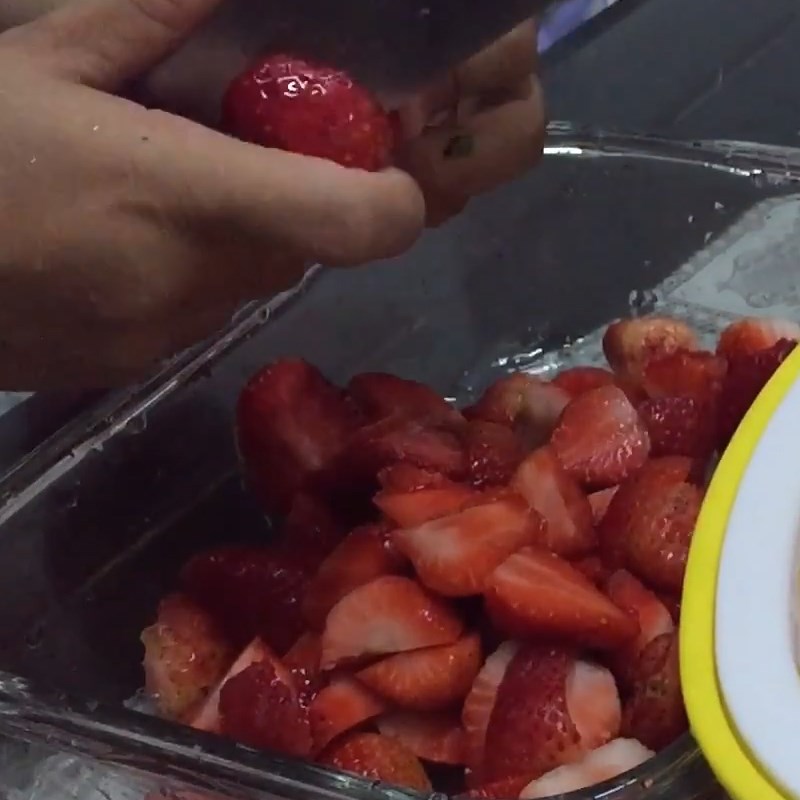 Step 2 Cut and mix strawberries with sugar Sugar-soaked strawberries
