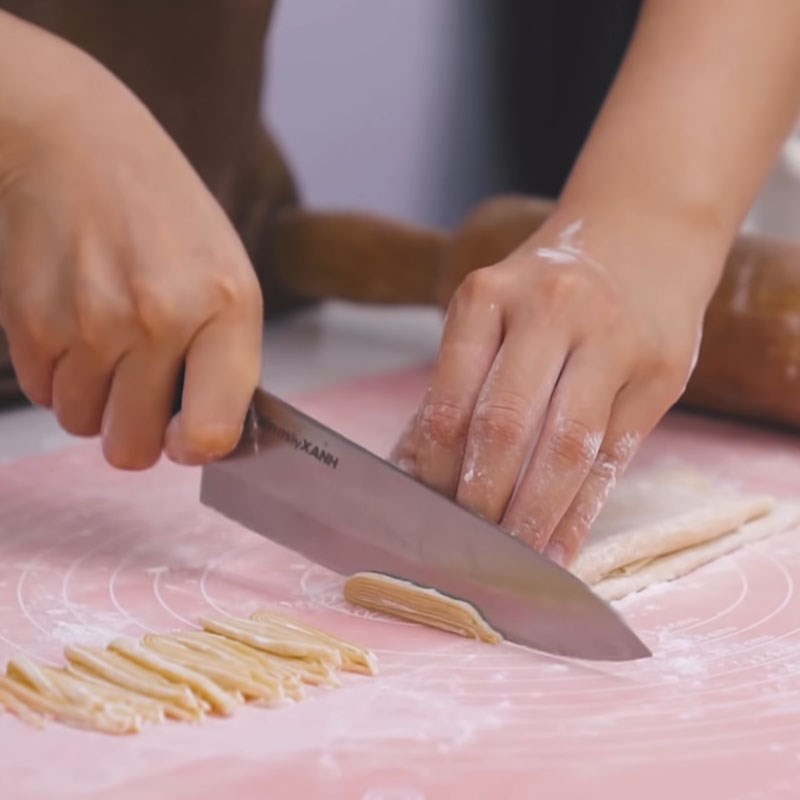 Step 6 Cut and blanch the pasta for crispy chicken pasta with cream sauce