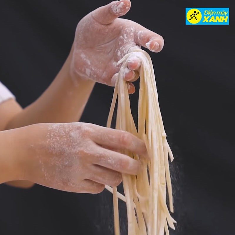 Step 6 Cut and blanch the pasta for crispy chicken pasta with cream sauce