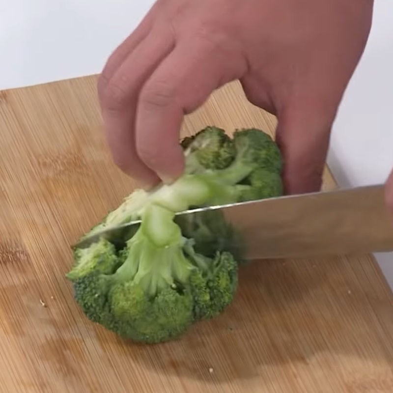 Step 1 Blanch the broccoli for Stir-Fried Oysters with Broccoli