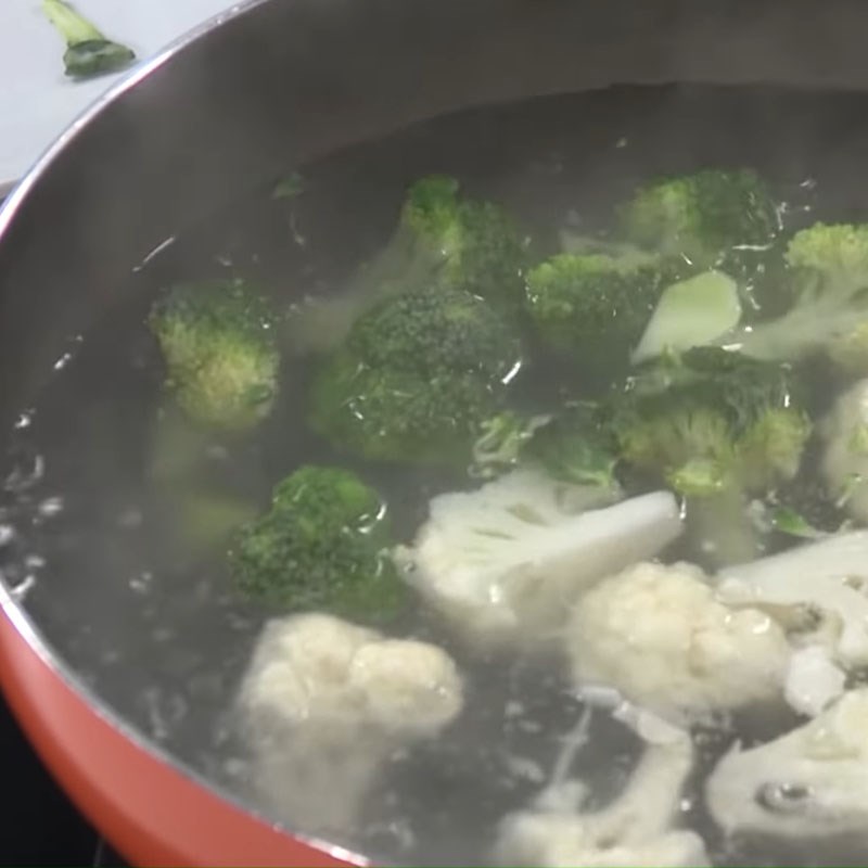 Step 1 Blanch the broccoli for Stir-Fried Oysters with Broccoli