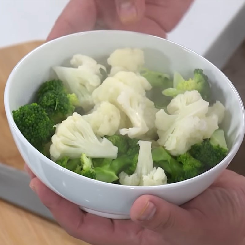 Step 1 Blanch the broccoli for Stir-Fried Oysters with Broccoli