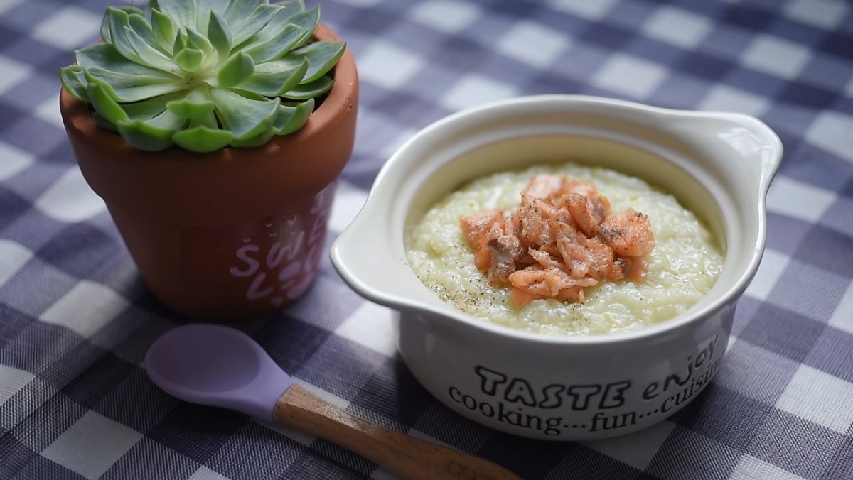 2 easy ways to cook salmon porridge with peas and peanuts for baby-led weaning at home 2 Salmon porridge with green peas