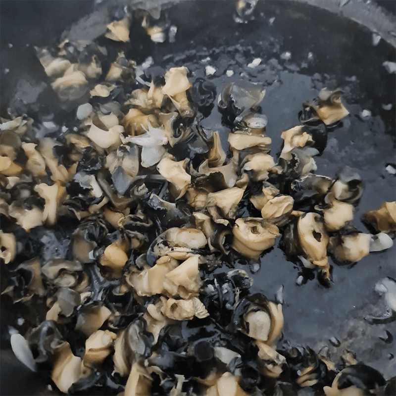 Step 3 Cooking the dish Stir-fried snails with bamboo shoots