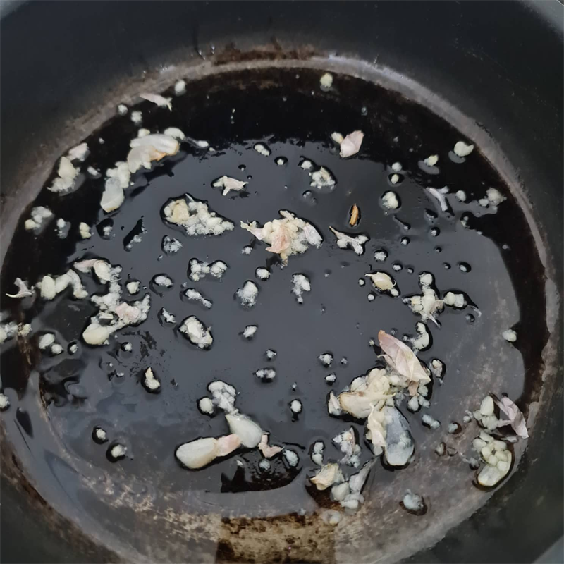 Step 3 Cooking the dish Stir-fried snails with bamboo shoots
