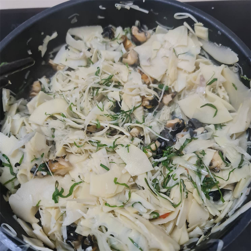 Step 3 Cooking the dish Stir-fried snails with bamboo shoots