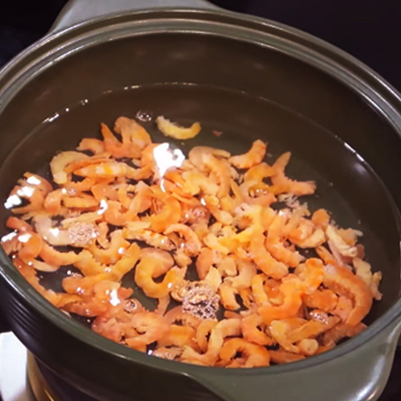 Step 3 Preparing meat and dried shrimp for steamed radish cake