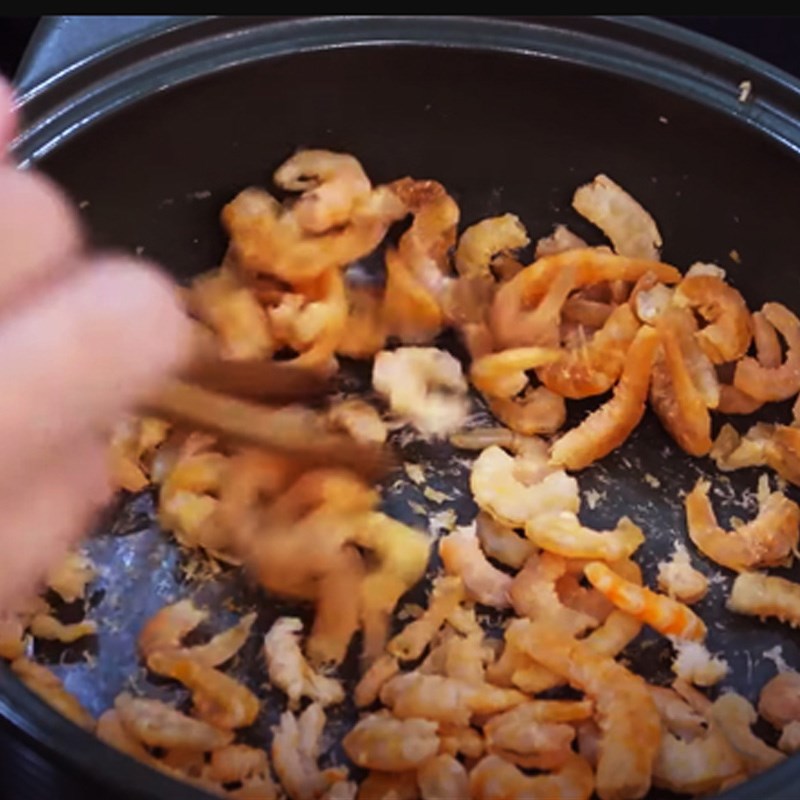 Step 3 Preparing meat and dried shrimp for steamed radish cake
