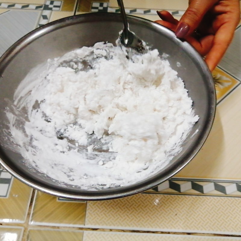 Step 2 Mix the dough and shape the tapioca balls How to make peanut (lạc) filled tapioca cake