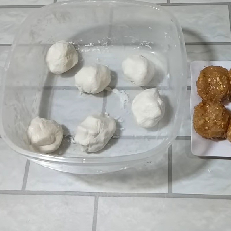Step 5 Divide the dough and filling for coconut-filled cakes