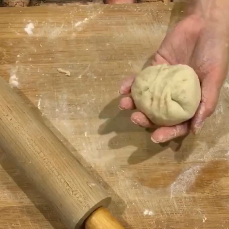 Step 6 Divide the dough and shape the buns for the vegetarian red bean steamed buns